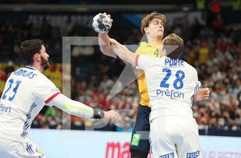 28/01/2022 - Karl Wallinius of Sweden and Valentin Porte of France during the EHF Euro 2022, Semi Final Handball match between France and Sweden on January 28, 2022 at Budapest Multifunctional Arena in Budapest, Hungary - EHF EURO 2022, SEMI FINAL - FRANCE VS SWEDEN - PALLAMANO - ALTRO