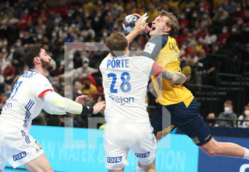28/01/2022 - Jonathan Carlsbogard of Sweden and Ludovic Fabregas, Valentin Porte of France during the EHF Euro 2022, Semi Final Handball match between France and Sweden on January 28, 2022 at Budapest Multifunctional Arena in Budapest, Hungary - EHF EURO 2022, SEMI FINAL - FRANCE VS SWEDEN - PALLAMANO - ALTRO