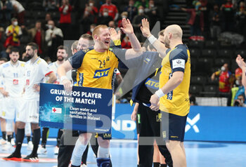 28/01/2022 - Jim Gottfridsson of Sweden celebrates with Oscar Bergendahl after the EHF Euro 2022, Semi Final Handball match between France and Sweden on January 28, 2022 at Budapest Multifunctional Arena in Budapest, Hungary - EHF EURO 2022, SEMI FINAL - FRANCE VS SWEDEN - PALLAMANO - ALTRO