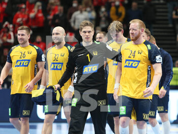 28/01/2022 - Sweden players celebrate after the EHF Euro 2022, Semi Final Handball match between France and Sweden on January 28, 2022 at Budapest Multifunctional Arena in Budapest, Hungary - EHF EURO 2022, SEMI FINAL - FRANCE VS SWEDEN - PALLAMANO - ALTRO