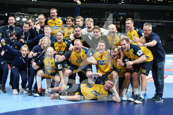 28/01/2022 - Sweden players celebrate after the EHF Euro 2022, Semi Final Handball match between France and Sweden on January 28, 2022 at Budapest Multifunctional Arena in Budapest, Hungary - EHF EURO 2022, SEMI FINAL - FRANCE VS SWEDEN - PALLAMANO - ALTRO