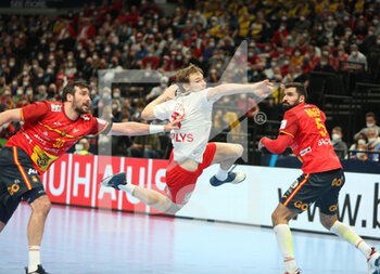 2022-01-28 - Mathias Gidsel of Denmark and Jorge Maqueda, Gedeon Guardiola of Spain during the EHF Euro 2022, Semi Final Handball match between Spain and Denmark on January 28, 2022 at Budapest Multifunctional Arena in Budapest, Hungary - EHF EURO 2022, SEMI FINAL - SPAIN AND DENMARK - HANDBALL - OTHER SPORTS