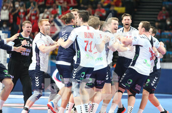 28/01/2022 - Norway players celebrate after winning the EHF Euro 2022, Placement Match 5/6 Handball match between Iceland and Norway on January 28, 2022 at Budapest Multifunctional Arena in Budapest, Hungary - EHF EURO 2022, PLACEMENT MATCH 5/6 - ICELAND VS NORWAY - PALLAMANO - ALTRO