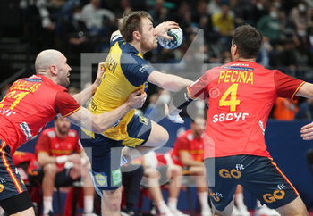 2022-01-30 - Albin Lagergren of Sweden and Joan Canellas, Inaki Pecina Tome of Spain during the EHF Men's Euro 2022, Final handball match between Sweden and Spain on January 30, 2022 at Budapest Multifunctional Arena in Budapest, Hungary - EHF MEN'S EURO 2022, FINAL - SWEDEN VS SPAIN - HANDBALL - OTHER SPORTS