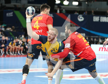 2022-01-30 - Jim Gottfridsson of Sweden and Inaki Pecina Tome, Jorge Maqueda of Spain during the EHF Men's Euro, Final handball match between Sweden and Spain on January 30, 2022 at Budapest Multifunctional Arena in Budapest, Hungary - EHF MEN'S EURO 2022, FINAL - SWEDEN VS SPAIN - HANDBALL - OTHER SPORTS