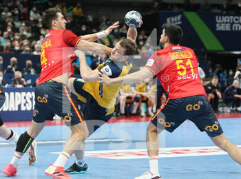 30/01/2022 - Felix Claar of Sweden and Inaki Pecina Tome, Miguel Sanchez-Migallon of Spain during the EHF Men's Euro 2022, Final handball match between Sweden and Spain on January 30, 2022 at Budapest Multifunctional Arena in Budapest, Hungary - EHF MEN'S EURO 2022, FINAL - SWEDEN VS SPAIN - PALLAMANO - ALTRO