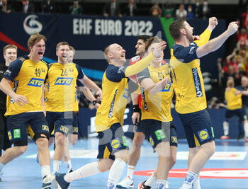 2022-01-30 - Sweden players celebrate after winning the EHF Men's Euro 2022, Final handball match between Sweden and Spain on January 30, 2022 at Budapest Multifunctional Arena in Budapest, Hungary - EHF MEN'S EURO 2022, FINAL - SWEDEN VS SPAIN - HANDBALL - OTHER SPORTS