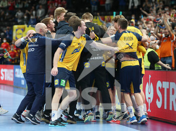 30/01/2022 - Sweden players celebrate after winning the EHF Men's Euro 2022, Final handball match between Sweden and Spain on January 30, 2022 at Budapest Multifunctional Arena in Budapest, Hungary - EHF MEN'S EURO 2022, FINAL - SWEDEN VS SPAIN - PALLAMANO - ALTRO