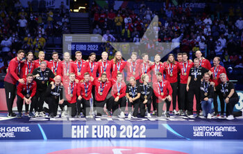 2022-01-30 - Podium, Team Spain, Silver medal during the EHF Men's Euro 2022, Final handball match between Sweden and Spain on January 30, 2022 at Budapest Multifunctional Arena in Budapest, Hungary - EHF MEN'S EURO 2022, FINAL - SWEDEN VS SPAIN - HANDBALL - OTHER SPORTS