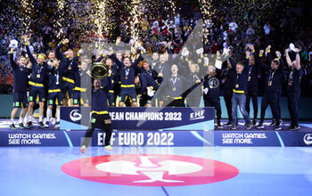 2022-01-30 - Podium, Team Sweden, Winner Gold medal during the EHF Men's Euro 2022, Final handball match between Sweden and Spain on January 30, 2022 at Budapest Multifunctional Arena in Budapest, Hungary - EHF MEN'S EURO 2022, FINAL - SWEDEN VS SPAIN - HANDBALL - OTHER SPORTS