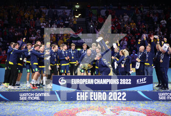 30/01/2022 - Podium, Team Sweden, Winner Gold medal during the EHF Men's Euro 2022, Final handball match between Sweden and Spain on January 30, 2022 at Budapest Multifunctional Arena in Budapest, Hungary - EHF MEN'S EURO 2022, FINAL - SWEDEN VS SPAIN - PALLAMANO - ALTRO