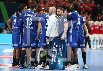 2022-01-30 - France players dejected after loosing the EHF Men's Euro 2022, Placement Match 3/4 handball match between France and Denmark on January 30, 2022 at Budapest Multifunctional Arena in Budapest, Hungary - EHF MEN'S EURO 2022, PLACEMENT MATCH 3/4 - FRANCE VS DENMARK - HANDBALL - OTHER SPORTS