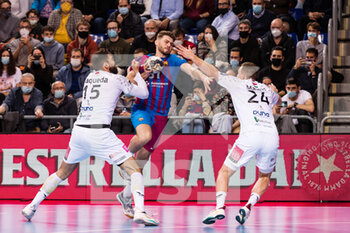 24/02/2022 - Haniel Langaro of FC Barcelona in action against Jorge Maqueda, Gasper Marguc of Telekom Veszprem during the EHF Champions League, Group Phase Handball match between FC Barcelona and Telekom Veszprem HC on February 24, 2022 at Palau Blaugrana in Barcelona, Spain - EHF CHAMPIONS LEAGUE, GROUP PHASE HANDBALL: FC BARCELONA VS TELEKOM VESZPREM - PALLAMANO - ALTRO