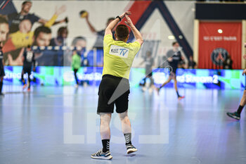 24/02/2022 - Referee illustration declaring a time out during the EHF Champions League, Group Phase handball match between Paris Saint-Germain Handball and SG Flensburg-Handewitt on February 24, 2022 at Pierre de Coubertin stadium in Paris, France - EHF CHAMPIONS LEAGUE, GROUP PHASE: PARIS SAINT-GERMAIN HANDBALL VS SG FLENSBURG-HANDEWITT - PALLAMANO - ALTRO