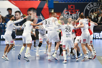2022-03-10 - The team of Telekom Veszprem celebrates the victory during a timeout during the EHF Champions League, Group Phase handball match between Paris Saint-Germain (PSG) Handball and Telekom Veszprem (KSE) on March 10, 2022 at Pierre de Coubertin stadium in Paris, France - EHF CHAMPIONS LEAGUE - PARIS SAINT-GERMAIN (PSG) HANDBALL VS TELEKOM VESZPREM (KSE) - HANDBALL - OTHER SPORTS