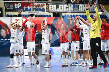2022-03-10 - The team of Telekom Veszprem celebrates the victory during a timeout during the EHF Champions League, Group Phase handball match between Paris Saint-Germain (PSG) Handball and Telekom Veszprem (KSE) on March 10, 2022 at Pierre de Coubertin stadium in Paris, France - EHF CHAMPIONS LEAGUE - PARIS SAINT-GERMAIN (PSG) HANDBALL VS TELEKOM VESZPREM (KSE) - HANDBALL - OTHER SPORTS
