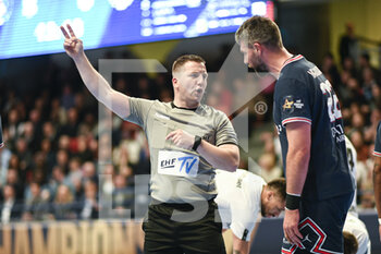 2022-04-07 - The referee during the EHF Champions League, Play-offs Handball match between Paris Saint-Germain (PSG) and Elverum on April 7, 2022 at Pierre de Coubertin stadium in Paris, France - EHF CHAMPIONS LEAGUE, PLAY-OFFS - PARIS SAINT-GERMAIN (PSG) VS ELVERUM - HANDBALL - OTHER SPORTS