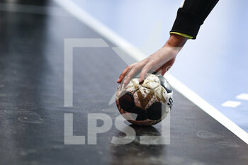 2022-04-07 - Illustration picture shows a ball on the ground during the EHF Champions League, Play-offs Handball match between Paris Saint-Germain (PSG) and Elverum on April 7, 2022 at Pierre de Coubertin stadium in Paris, France - EHF CHAMPIONS LEAGUE, PLAY-OFFS - PARIS SAINT-GERMAIN (PSG) VS ELVERUM - HANDBALL - OTHER SPORTS