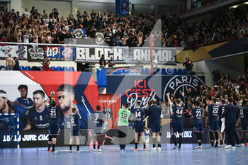 2022-04-07 - Team of PSG celebrates with Parisian supporters (PSG's Ultras, KOP) during the EHF Champions League, Play-offs Handball match between Paris Saint-Germain (PSG) and Elverum on April 7, 2022 at Pierre de Coubertin stadium in Paris, France - EHF CHAMPIONS LEAGUE, PLAY-OFFS - PARIS SAINT-GERMAIN (PSG) VS ELVERUM - HANDBALL - OTHER SPORTS