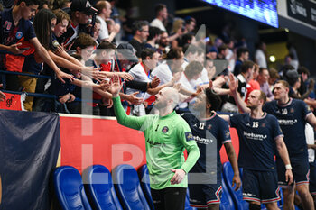 11/05/2022 - Vincent Gerard with supporters during the EHF Champions League, Quarter-finals, 1st leg handball match between Paris Saint-Germain and THW Kiel on May 11, 2022 at Pierre de Coubertin stadium in Paris, France - EHF CHAMPIONS LEAGUE, QUARTER-FINALS, PARIS SAINT-GERMAIN AND THW KIEL - PALLAMANO - ALTRO
