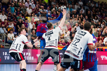 19/05/2022 - Dika Mem of FC Barcelona in action against Johannes Golla of SG Flensburg-Handewitt during the EHF Champions League, Quarter Finals, 2nd leg handball match between FC Barcelona and SG Flensburg-Handewitt on May 19, 2022 at Palau Blaugrana in Barcelona, Spain - EHF CHAMPIONS LEAGUE, QUARTER FINALS, FC BARCELONA VS SG FLENSBURG-HANDEWITT - PALLAMANO - ALTRO