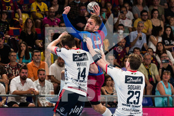 19/05/2022 - Luka Cindric of FC Barcelona in action against Hampus Wanne of SG Flensburg-Handewitt during the EHF Champions League, Quarter Finals, 2nd leg handball match between FC Barcelona and SG Flensburg-Handewitt on May 19, 2022 at Palau Blaugrana in Barcelona, Spain - EHF CHAMPIONS LEAGUE, QUARTER FINALS, FC BARCELONA VS SG FLENSBURG-HANDEWITT - PALLAMANO - ALTRO