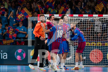 19/05/2022 - FC Barcelona team celebrates the victory during the EHF Champions League, Quarter Finals, 2nd leg handball match between FC Barcelona and SG Flensburg-Handewitt on May 19, 2022 at Palau Blaugrana in Barcelona, Spain - EHF CHAMPIONS LEAGUE, QUARTER FINALS, FC BARCELONA VS SG FLENSBURG-HANDEWITT - PALLAMANO - ALTRO