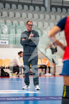 2022-09-27 - Olivier Krumbholz head coach of France reacts during the training of the French women's handball team on September 27, 2022 at La Maison du Handball in Creteil, France - HANDBALL - PREPARATION OF THE FRENCH WOMEN'S TEAM - HANDBALL - OTHER SPORTS
