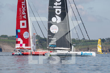 2022-05-09 - Damien Seguin, GROUPE APICIL and Eric Bellion, COMMEUNSEULHOMME Powered by ALTAVIA during the start of the Guyader Bermudes 1000 Race, IMOCA Globe Series sailing race on May 8, 2022 in Brest, France - GUYADER BERMUDES 1000 RACE, IMOCA GLOBE SERIES SAILING RACE - SAILING - OTHER SPORTS