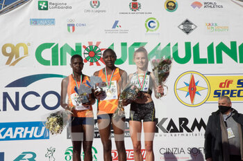 2022-01-30 - international senior women podium: Teresiah Muthoni GATERI (Kenia), Zenah Jemutai YEGO (Kenia), Klara LUKAN (Slovenja) - WORLD CROSS COUNTRY TOUR - 90TH CINQUE MULINI 2022 - INTERNATIONALS - ATHLETICS