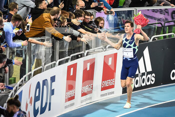 2022-02-17 - Jakob INGEBRIGTSEN of Norway celebrates after breaking the 1500m indoor world record during the World Athletics Indoor Tour, Meeting Hauts-de France Pas de Calais on February 17, 2022 at Arena Stade Couvert in Lievin, France - WORLD ATHLETICS INDOOR TOUR - INTERNATIONALS - ATHLETICS