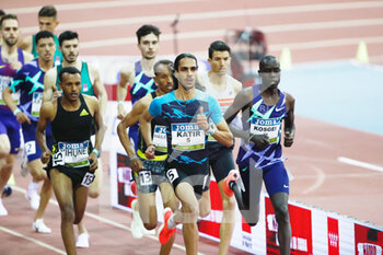2022-03-02 - Mohamed Katir of Spain, Jacob Kosgei of Kenya in action during the Men 3000 m of the World Athletics Indoor Tour Madrid 2022 on March 2, 2022 at the Polideportivo Gallur in Madrid, Spain -Photo Oscar J Barroso / Spain DPPI / DPPI - WORLD ATHLETICS INDOOR TOUR MADRID 2022 - INTERNATIONALS - ATHLETICS