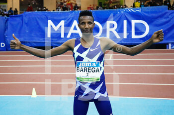 2022-03-02 - Selemon Barega of Ethiopia celebrates the victory during the Men 3000 m of the World Athletics Indoor Tour Madrid 2022 on March 2, 2022 at the Polideportivo Gallur in Madrid, Spain -Photo Oscar J Barroso / Spain DPPI / DPPI - WORLD ATHLETICS INDOOR TOUR MADRID 2022 - INTERNATIONALS - ATHLETICS