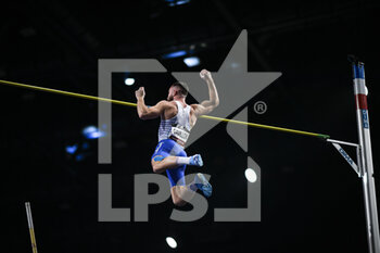 2022-03-06 - Romain Gavillon of France (Men's Pole Vault) of France competes during the World Athletics Indoor Tour, Meeting de Paris 2022 on March 6, 2022 at Accor Arena in Paris, France - WORLD ATHLETICS INDOOR TOUR, MEETING DE PARIS 2022 - INTERNATIONALS - ATHLETICS