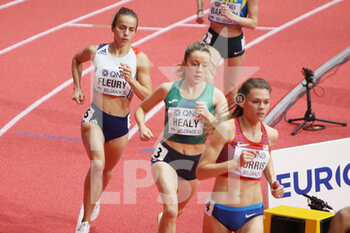 2022-03-18 - Aurore Fleury of France, Sarah Healy of Ireland, heat 1500 M during the World Athletics Indoor Championships 2022 on March 18, 2022 at Stark Arena in Belgrade, Serbia - WORLD ATHLETICS INDOOR CHAMPIONSHIPS 2022 - INTERNATIONALS - ATHLETICS
