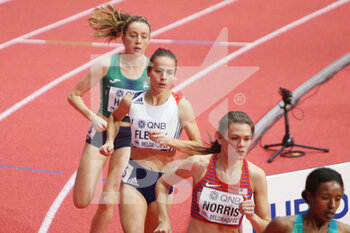 2022-03-18 - Aurore Fleury of France, Josette Norris of United States, heat 1500 M during the World Athletics Indoor Championships 2022 on March 18, 2022 at Stark Arena in Belgrade, Serbia - WORLD ATHLETICS INDOOR CHAMPIONSHIPS 2022 - INTERNATIONALS - ATHLETICS
