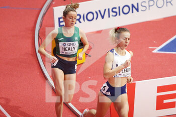 2022-03-18 - Sarah Healy of Ireland, Aurore Fleury of France, heat 1500 M during the World Athletics Indoor Championships 2022 on March 18, 2022 at Stark Arena in Belgrade, Serbia - WORLD ATHLETICS INDOOR CHAMPIONSHIPS 2022 - INTERNATIONALS - ATHLETICS