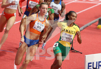2022-03-18 - Femke BOL of Netherlands and Stephenie Ann MCPHERSON of Jamaica, 1/2 Final 400 M Women during the World Athletics Indoor Championships 2022 on March 18, 2022 at Stark Arena in Belgrade, Serbia - WORLD ATHLETICS INDOOR CHAMPIONSHIPS 2022 - INTERNATIONALS - ATHLETICS