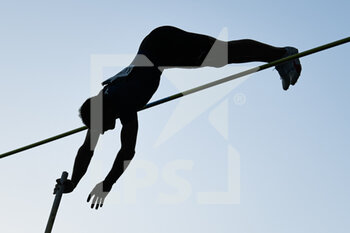 2022-06-18 - Illustration picture shows a pole vaulter jumping (men's pole vault) during the Wanda Diamond League 2022, Meeting de Paris (athletics) on June 18, 2022 at Charlety stadium in Paris, France - ATHLETICS - DIAMOND LEAGUE 2022 - MEETING DE PARIS - INTERNATIONALS - ATHLETICS