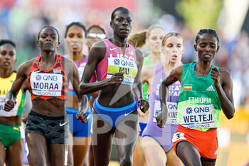 2022-07-24 - Athing Mu of USA, Diribe Welteji of Ethiopia competing on Women's 800m during the World Athletics Championships on July 24, 2022 in Eugene, United States - ATHLETICS - WORLD CHAMPIONSHIPS 2022 - INTERNATIONALS - ATHLETICS