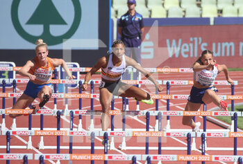 2022-08-17 - Anouk Vetter of Netherlands, Nafissatou Thiam of Belgium, Leonie Cambours of France during the Athletics, Women's Heptathlon 100m Hurdles at the European Championships Munich 2022 on August 17, 2022 in Munich, Germany - EUROPEAN CHAMPIONSHIPS MUNICH 2022 - INTERNATIONALS - ATHLETICS
