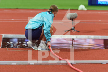 19/08/2022 - 19.8.2022, Munich, Olympiastadion, European Championships Munich 2022: Athletics, water jump getting filled up before the mens 3000m steeplechase final - EUROPEAN CHAMPIONSHIPS MUNICH 2022: ATHLETICS - INTERNAZIONALI - ATLETICA