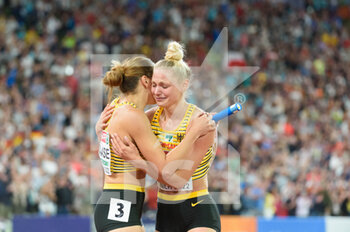 21/08/2022 - 21.8.2022, Munich, Olympiastadion, European Championships Munich 2022: Athletics, Lisa Meyer and Rebekka Haase from the German womens 4x100m relay team after the race - EUROPEAN CHAMPIONSHIPS MUNICH 2022: ATHLETICS - INTERNAZIONALI - ATLETICA