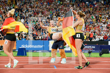 21/08/2022 - 21.8.2022, Munich, Olympiastadion, European Championships Munich 2022: Athletics, German womens 4x100m relay team after the race with mascot Gfreidi - EUROPEAN CHAMPIONSHIPS MUNICH 2022: ATHLETICS - INTERNAZIONALI - ATLETICA