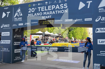2022-04-03 - milano marathon 2022 finish line - MILANO MARATHON 2022 - MARATHON - ATHLETICS
