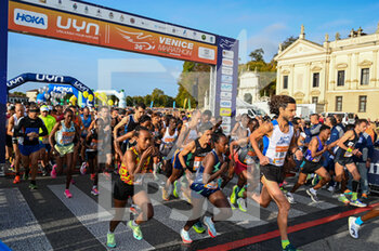 23/10/2022 - Top Runner athletes set off for the marathon - 36TH UYN VENICEMARATHON 2022 - MARATONA - ATLETICA