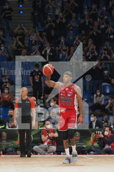 2022-02-19 - End of the game with Malcom Delaney (AX Armani Exchange Olimpia Milano)  - FINAL EIGHT - SEMIFINALS - A|X ARMANI EXCHANGE MILANO VS GERMANI BRESCIA - ITALIAN CUP - BASKETBALL