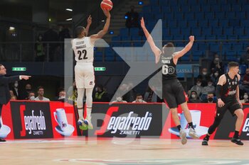 2022-02-19 - Jamarr Sanders (Bertram Derthona Basket) thwarted by Alessandro Pajola (Virtus Segafredo Bologna)  - FINAL EIGHT - SEMIFINALS - BERTRAM DERTHONA TORTONA VS VIRTUS SEGAFREDO BOLOGNA - ITALIAN CUP - BASKETBALL