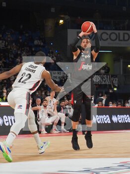 2022-02-19 - Marco Belinelli (Virtus Segafredo Bologna) thwarted by Jamarr Sanders (Bertram Derthona Basket)  - FINAL EIGHT - SEMIFINALS - BERTRAM DERTHONA TORTONA VS VIRTUS SEGAFREDO BOLOGNA - ITALIAN CUP - BASKETBALL