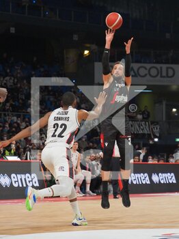 2022-02-19 - Marco Belinelli (Virtus Segafredo Bologna) 3 points shoot thwarted by Jamarr Sanders (Bertram Derthona Basket)  - FINAL EIGHT - SEMIFINALS - BERTRAM DERTHONA TORTONA VS VIRTUS SEGAFREDO BOLOGNA - ITALIAN CUP - BASKETBALL